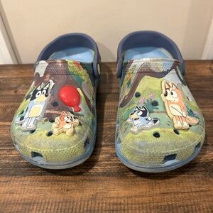 Bluey Crocs Kids Sz 1 Classic Clog Feat. Bingo, Bluey, Chili & Bandit Activewear